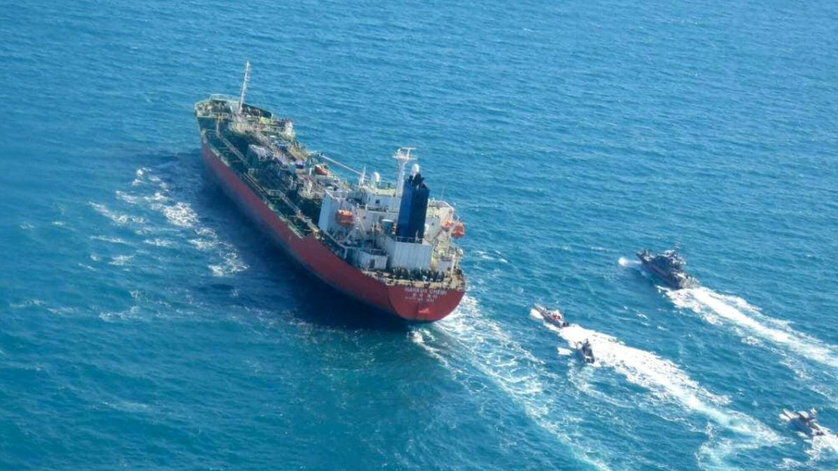 Iran zatrzyma? po?udniowokorea?ski tankowiec w Zatoce Perskiej
A picture obtained by AFP from the Iranian news agency Tasnim on January 4, 2021, shows the South Korean-flagged tanker being escorted by Iran's Revolutionary Guards navy after being seized in the Gulf. - "A Korean ship was seized in Persian Gulf waters by the Revolutionary Guard's navy and transferred to our country's ports," Fars news agency said without naming the vessel. "This tanker had a South Korea flag and was seized over oil pollution and environmental hazards," it added. (Photo by - / TASNIM NEWS / AFP)
-