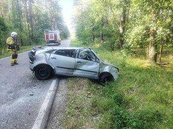 Stracił panowanie nad autem, uderzył w przepust i dachował. 19-latek w ciężkim stanie