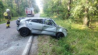 Stracił panowanie nad autem, uderzył w przepust i dachował. 19-latek w ciężkim stanie
