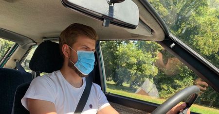 Zniesienie obowiązku noszenia maseczek w aucie? Ekspert komentuje