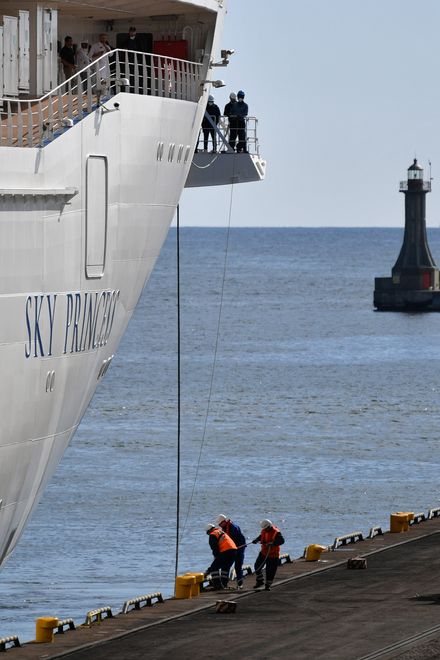 Gdynia, 17.05.2022. Statek wycieczkowy Sky Princess wpływa do portu w Gdyni, 17 bm. Licząca sobie 329,81 m długości jednostka to największy statek wycieczkowy, jaki wszedł do gdyńskiego portu w jego historii. Sky Princess może pomieścić 3,6 tys. pasażerów i ponad 1,3 tys. członków załogi. Jest wyposażony między innymi w baseny, kort tenisowy, boiska do koszykówki i trasy do joggingu. (amb) PAP/Adam Warżawa