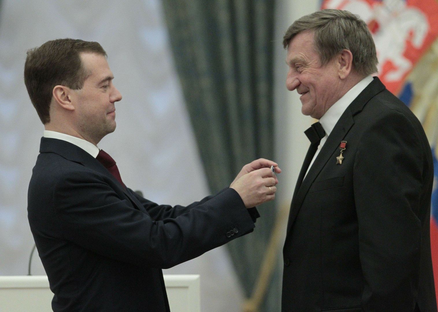 Mirosław Hermaszewski otrzymuje medal, 2011 rok