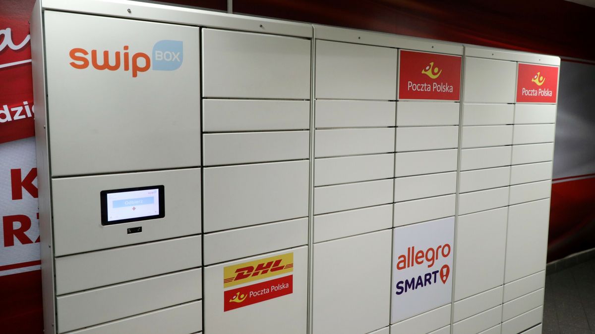 Automat paczkowy Poczty Polskiej w Biedronce na ul. Dolnej w Warszawie