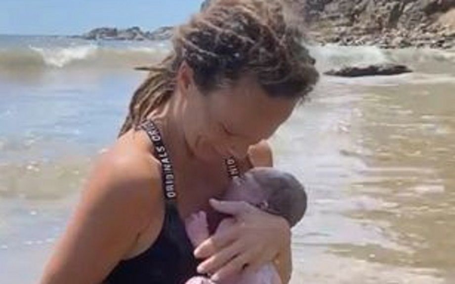 Urodziła na plaży. Spotkała się z krytyką