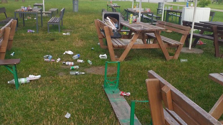 Śmieci pozostawione w Parku Rekreacyjnym Zoom Natury