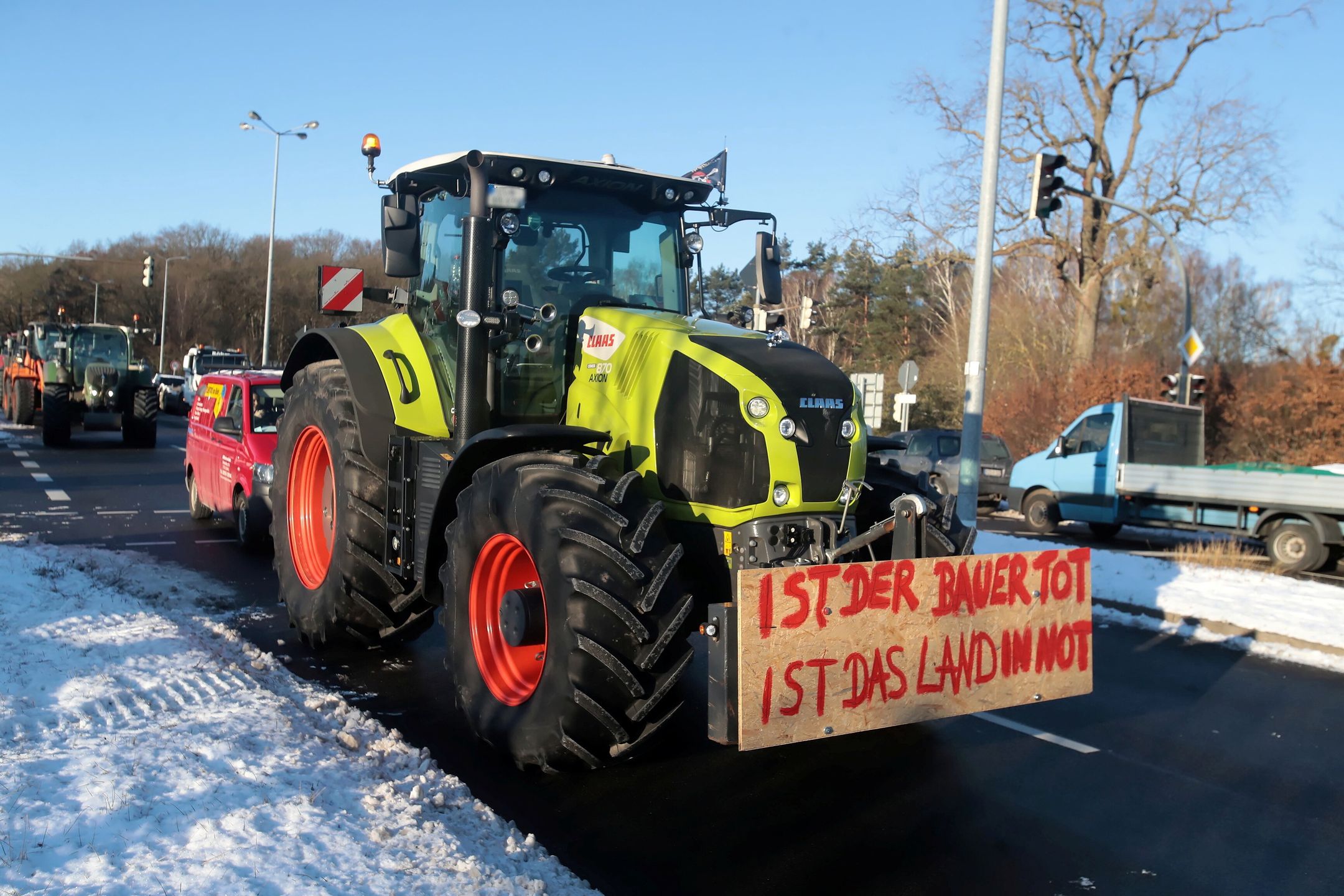 Lubieszyn, 08.01.2024. Zablokowana granica między Polską a Niemcami w Lubieszynie, 8 bm. z powodu protestu rolników Meklemburgii-Pomorza Przedniego. Protest rolników związany jest między innymi z planowanym zniesieniem przez rząd Niemiec ulg na paliwo rolnicze oraz ulg dla pojazdów rolniczych i leśnych. (ad) PAP/Marcin Bielecki
