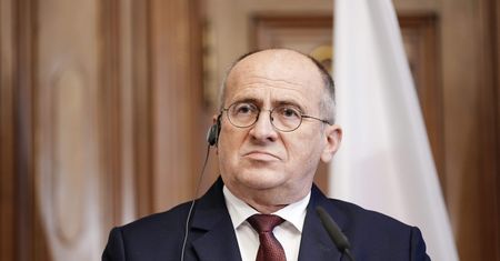 Zbigniew Rau przebywa na kwarantannie. Minister apeluje