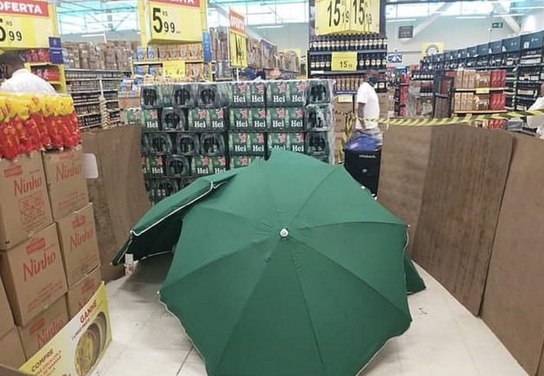 Zwłoki w Carrefourze. Przykryto je parasolami, a sklep dalej działał