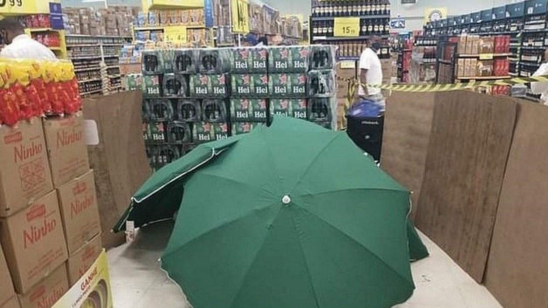 Ciało zmarłego kierownika supermarketu zasłonięto parasolami, sklepu nie zamknięto