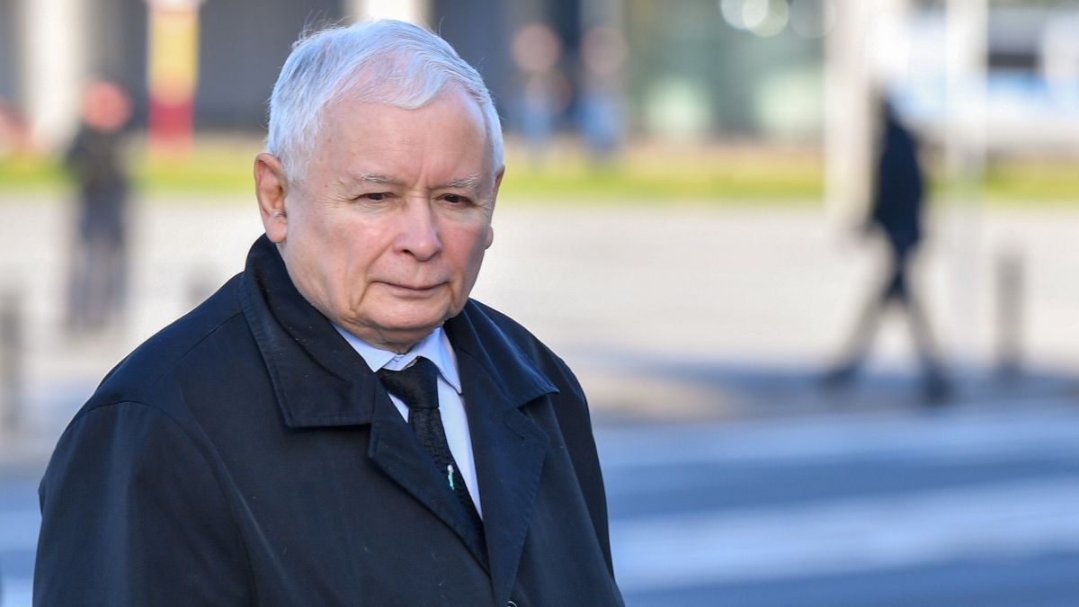Warszawa, 10.10.2022. Prezes PiS Jarosław Kaczyński na pl. Piłsudskiego w Warszawie, 10 bm. Trwają obchody miesięcznicy katastrofy smoleńskiej. (aldg) PAP/Radek Pietruszka