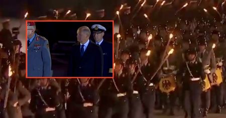 Niemcy żegnają kanclerza. Pochodnie i marsz wojskowy