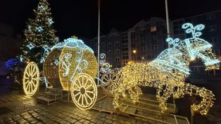 Gorzów: Świąteczna sceneria. Tak świeci się karoca, choinka i drzewka w centrum
