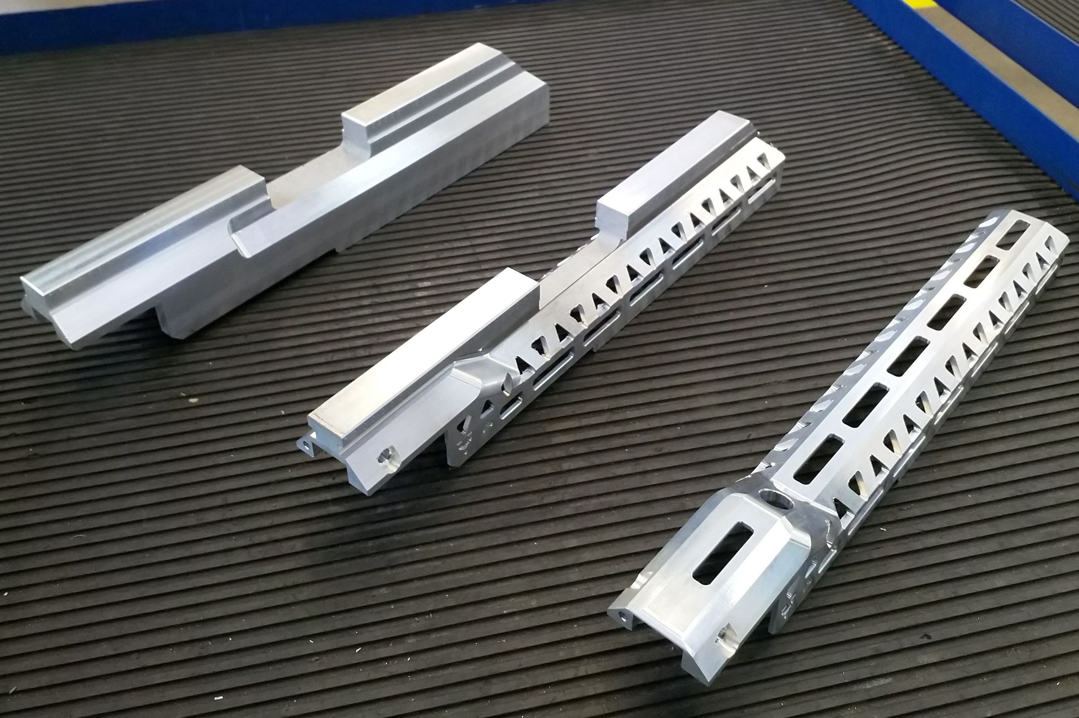 Łoże karabinu MWS-25/38 w różnym stadium produkcji.