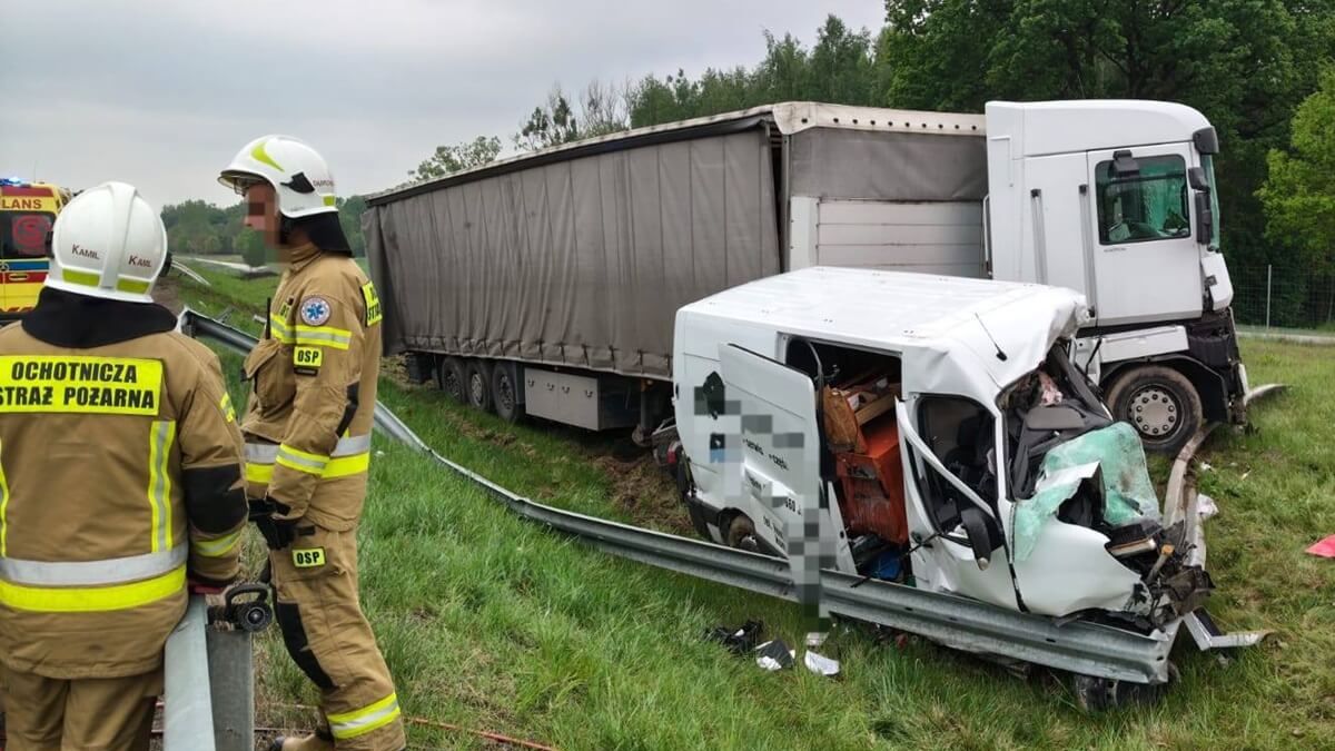 Wypadek z udziałem ciężarówki i busa na drodze ekspresowej S12 na wysokości m. Kajetanów