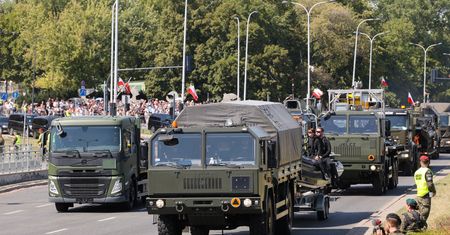 Defilada wojskowa na warszawskiej Wisłostradzie [ZDJĘCIA]