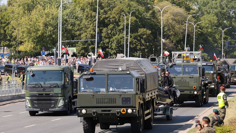 Warszawa, 15.08.2025. Defilada wojskowa na warszawskiej Wisłostradzie, w ramach obchodów Święta Wojska Polskiego, 15 bm. Tegoroczna defilada wojskowa odbywa się pod hasłem ?Dziękujemy za Waszą służbę?. (mr) PAP/Rafał Guz