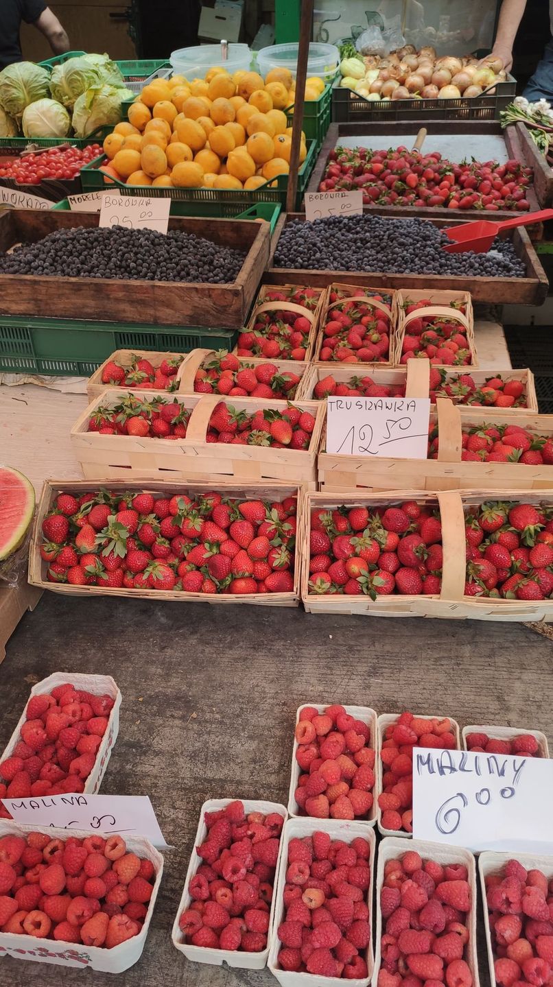 Cena za truskawki startuje od 9 zł. Średnia cena na bazarze to 12 zł