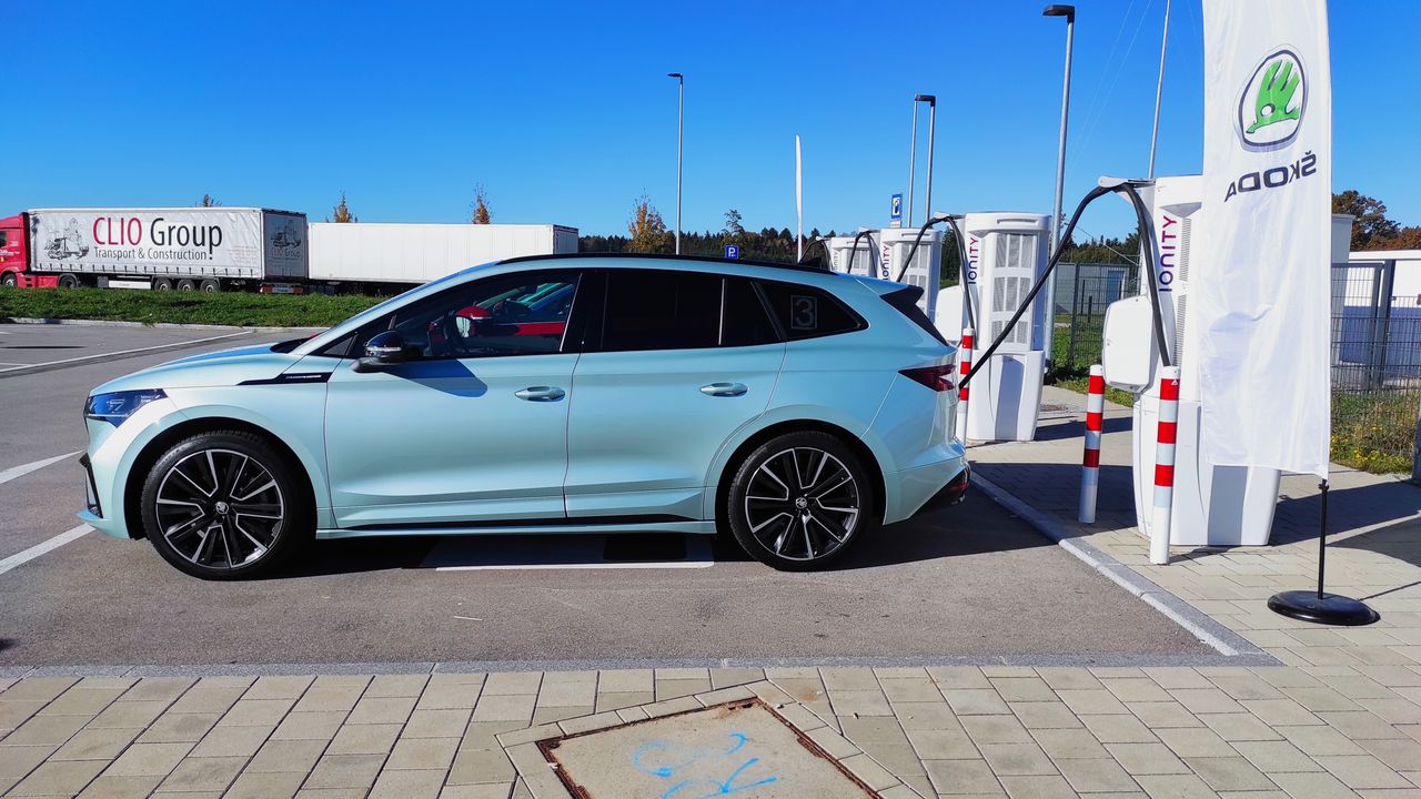 Przy niemieckiej autostradzie ładowarek było mniej niż samochodów. Trzeba było poczekać