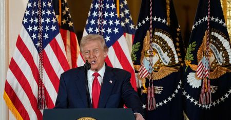 Łuk triumfalny Trumpa. Cała komisja zwolniona
