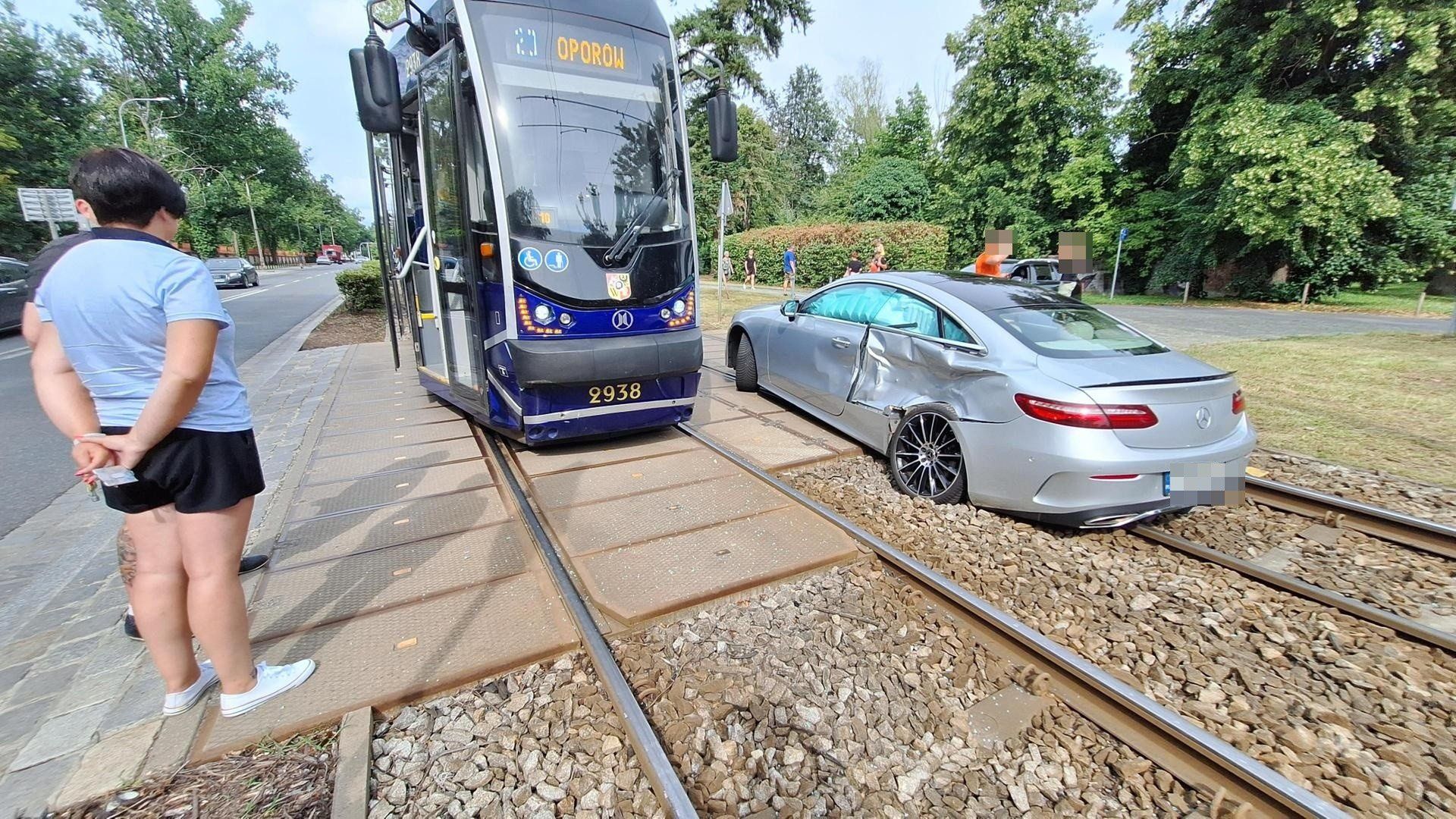 Wypadek tramwaju i osobówki we Wrocławiu