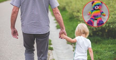 Zrozpaczony tata  poszukuje zagubionego misia. To pamiątka po zmarłej mamie dziecka
