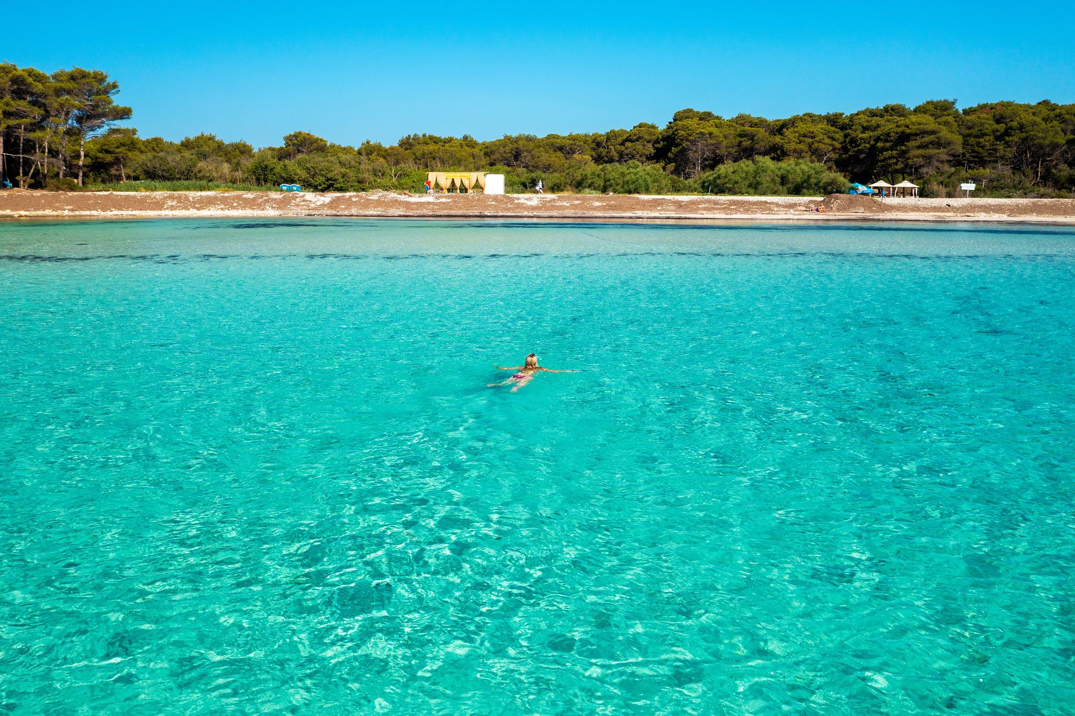 Woda w zatoce przy plaży Sakarun zachwyca kolorem
