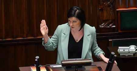 Godek na mównicy. Wicemarszałek upomniała ją trzy razy