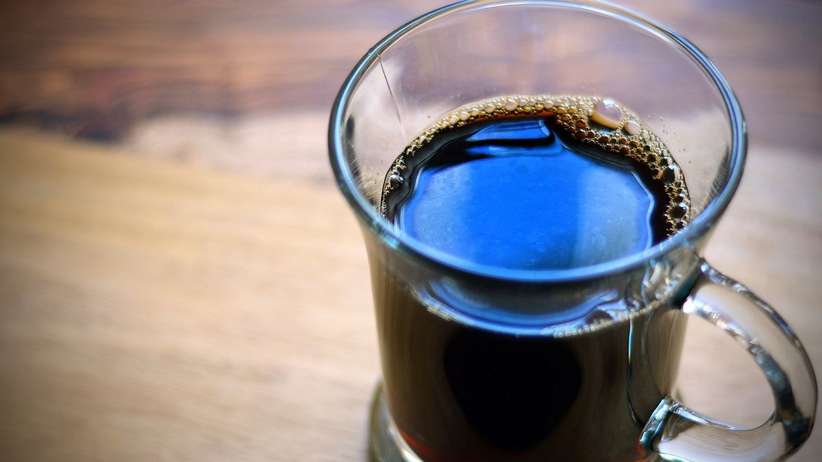 Co oznacza tęczowy kożuch na herbacie?