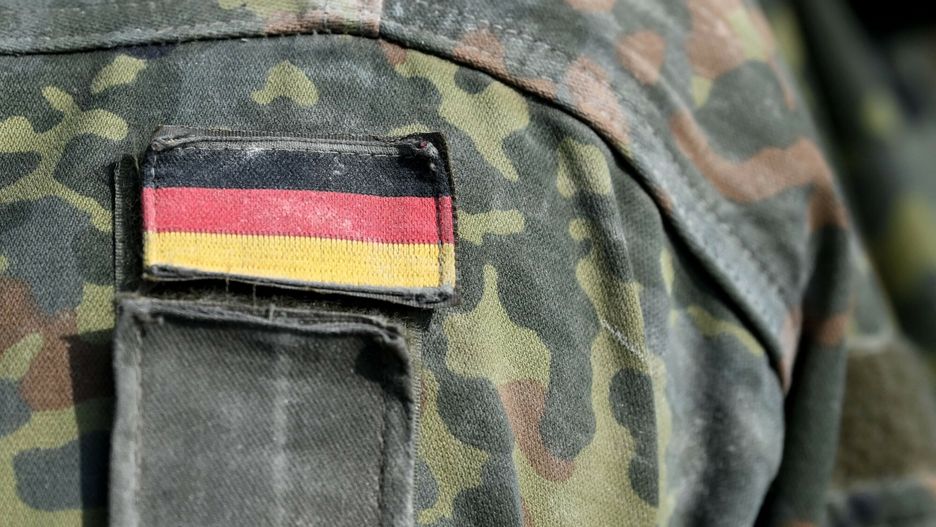 ?wiczenia Dynamic Front 22
A soldier of the German army (Bundeswehr) wears the country's flag on his uniform during the 'Dynamic Front 22', the US Army led NATO and Partner integrated annual artillery exercise in Europe, in Grafenwoehr, near Eschenbach, southern Germany, on July 20, 2022. - The 'Dynamic Front 22' exercise, led by 56th Artillery Command, is the premier US led NATO and Partner integrated artillery exercise in Europe and includes more than 3000 participants from 19 nations. Allied artillery and supporting units practice integrating joint fires and test interoperability in a multi-national enviroment until 24 July, 2022. (Photo by Christof STACHE / AFP)
CHRISTOF STACHE