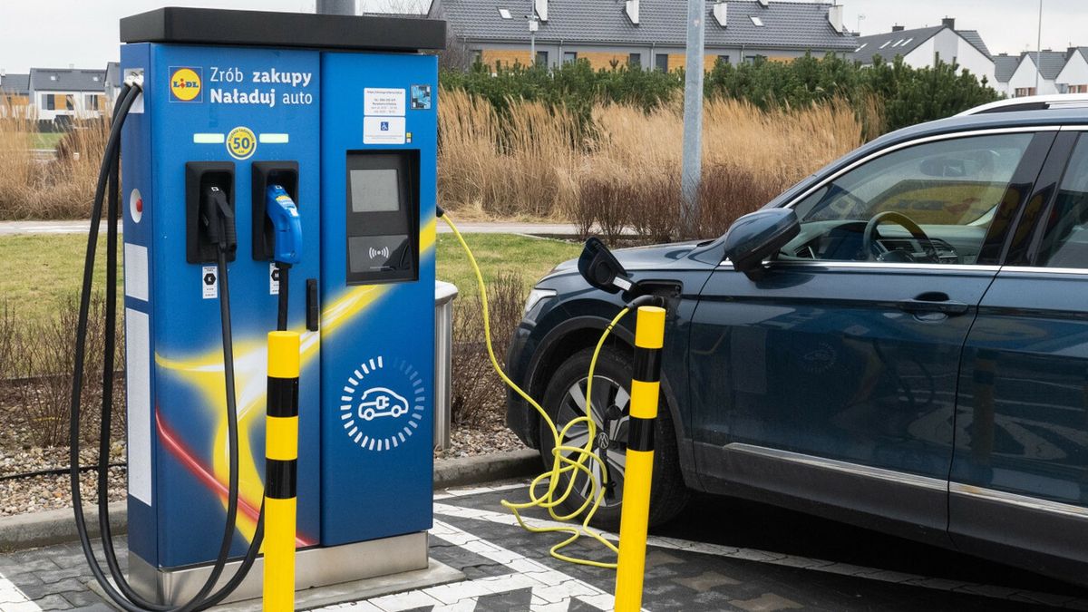 Ładowarka pod sklepem Lidl