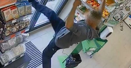 Żabka. Groził nożem ekspedientce. Kilka godzin wcześniej okradł sklep