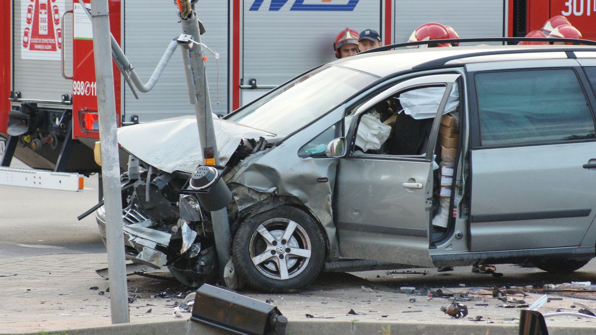 wypadek, auta, auto, przewozy, droga, krach, parkin, przewóz, ulica, jazda, ruch drogowy, cieżarówka, shipwrecked, crash, uderzenie, karambol, policja, uszkodzenie, samochodu, ubezpieczenie, casco, zgnieciony, samochód, silnik, maska, poduszki, powietrzne, w, nieuwaga, zdarzenie, zderzenie, straż, pożarna, zabezpieczenie, miejsca, zdarzenia, po, zderzeniu, wypadku, los, polska, mazury, olsztyn