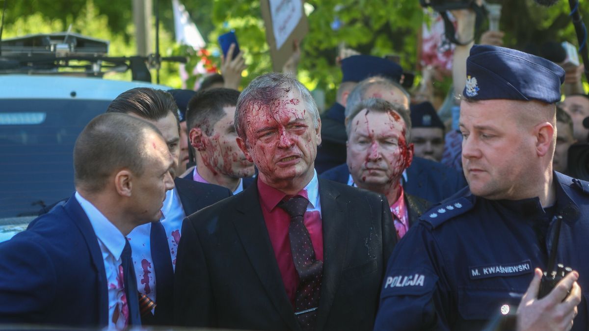 Siergiej Andriejew oblany przez ukraińską dziennikarkę.

