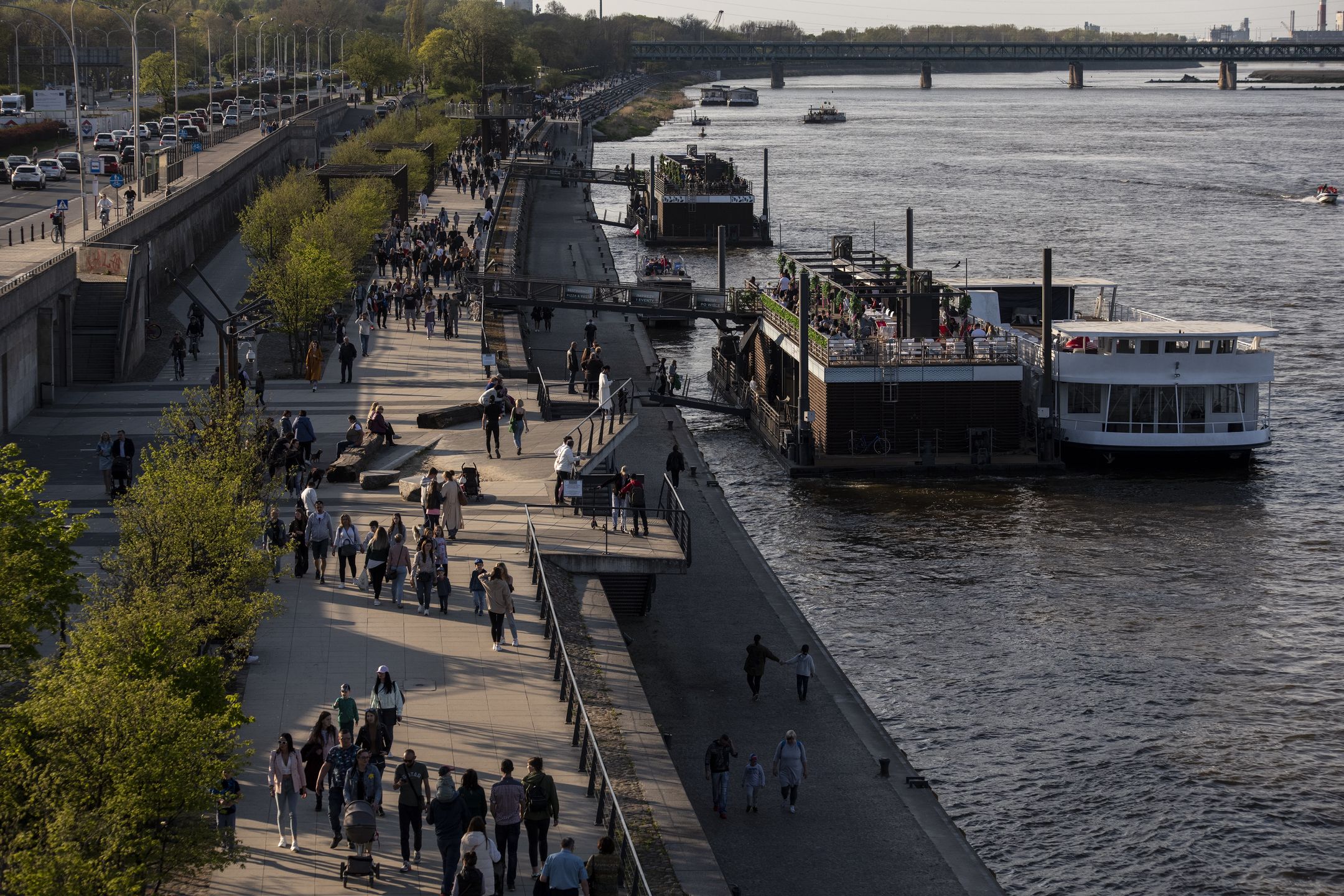 Warszawa, 01.05.2022. Tlumy warszawiakow odpoczywaly podczas pierwszego dnia majowki nad Wisla. Oblegane byly bulwary i okolice Mostu Slasko-Dabrowskiego. N/z setki spacerowiczow na bulwarach nad Wisla