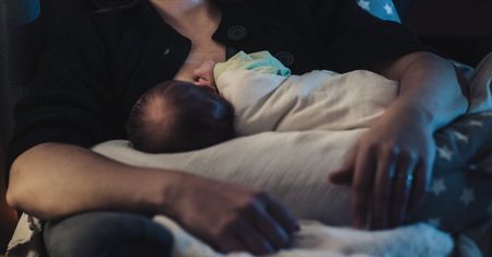 Mama zasnęła po karmieniu. Dziecko nie żyje
