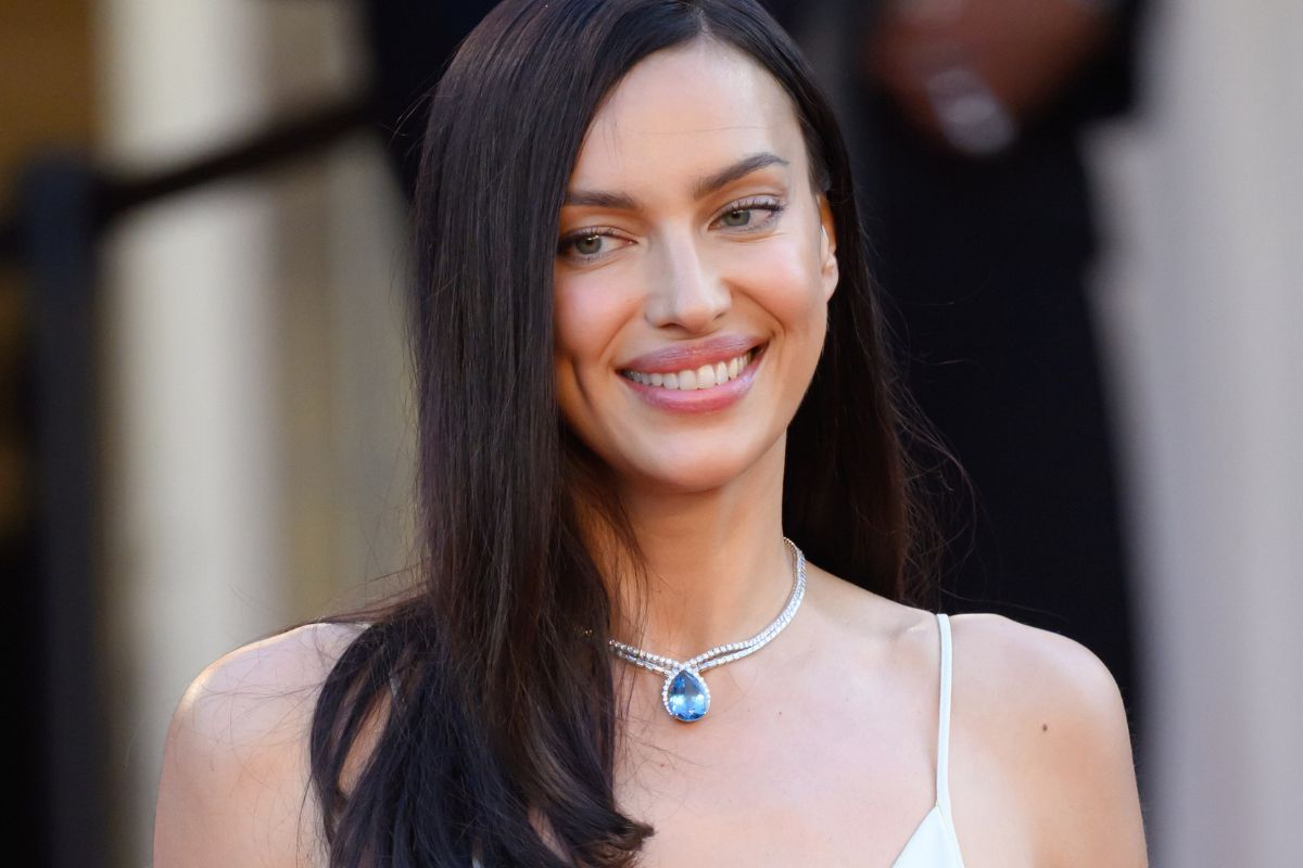 Irina Shayk w satynowej slip dress w Cannes