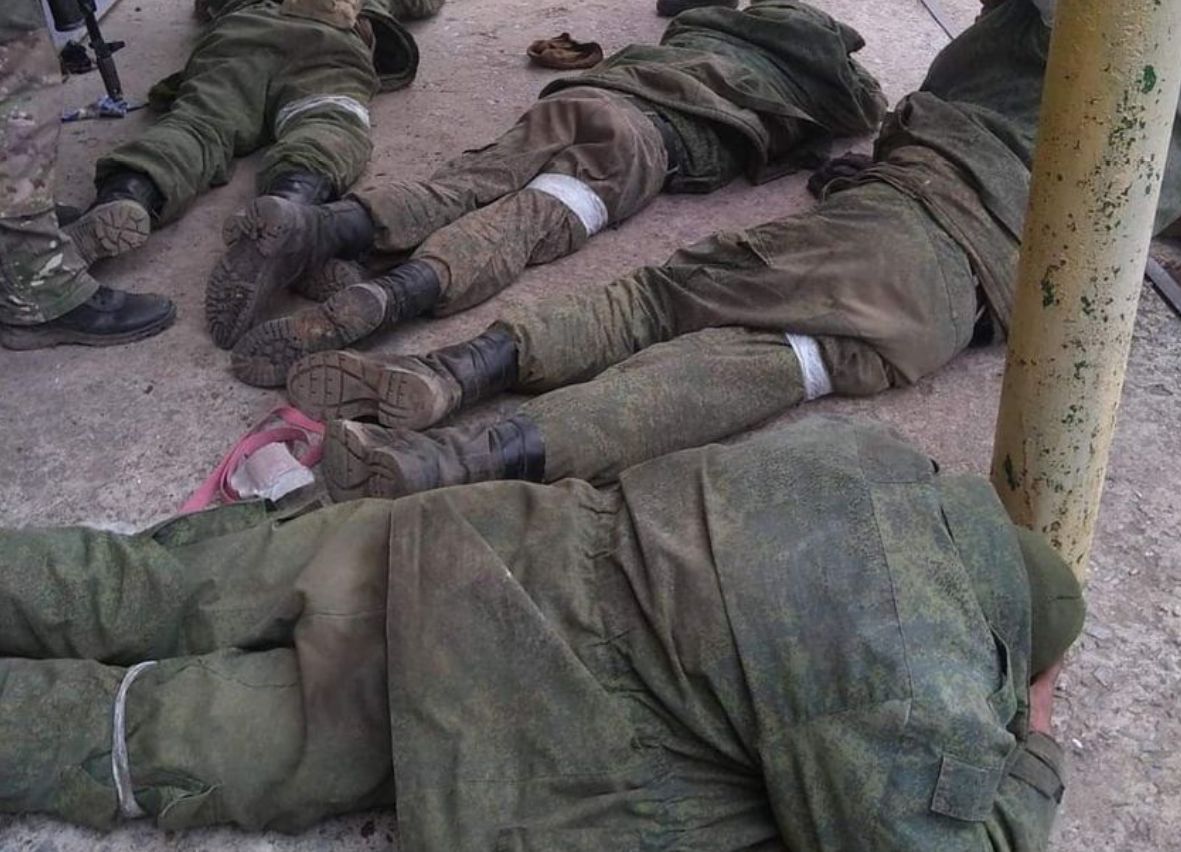 Ukraińcy pokazują schwytanych żołnierzy z Rosji. Poddał się cały pluton
