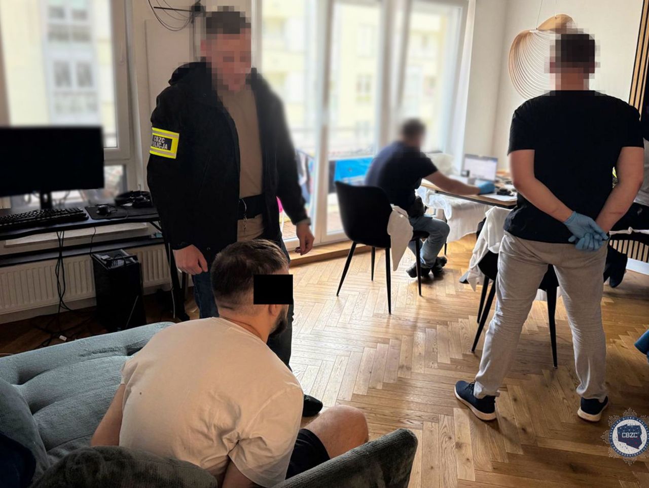 Hajnówka: Oszukali "na BLIK" kilka tysięcy osób w Polsce. Zatrzymani szefowie gangu i przejęty majątek