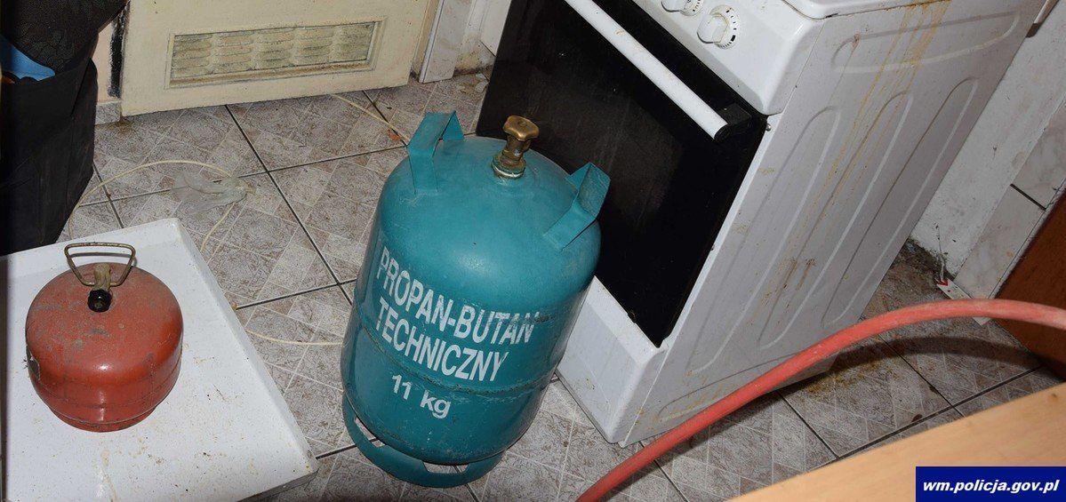 Stare Juchy: Rozpylał gaz na klatce i groził wybuchem. Pijany 33-latek zatrzymany