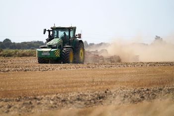 Chiński "szpieg" w traktorze. Brytyjscy analitycy ostrzegają