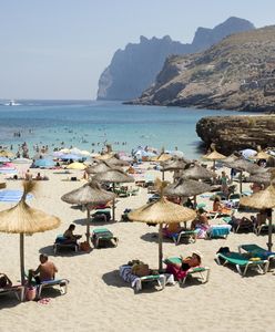 Mieszkańcy wakacyjnej wyspy protestują na plażach. Reakcja turystów zaskakuje