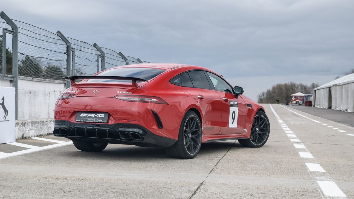 Mercedes-AMG GT 4-door coupé występuje zarówno w wersji z napędem na tył, jak i na cztery koła