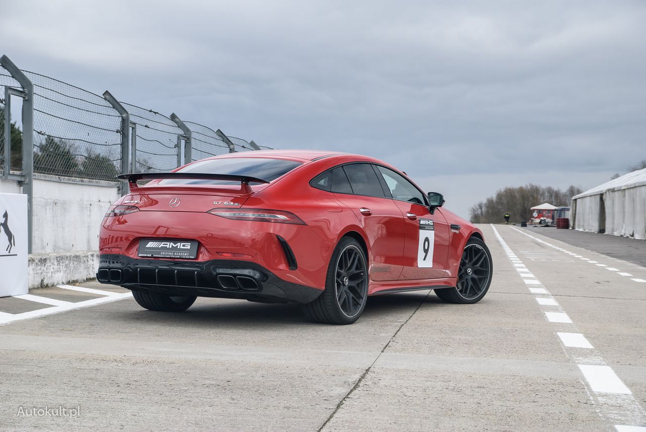 Mercedes-AMG GT 4-door coupé występuje zarówno w wersji z napędem na tył, jak i na cztery koła