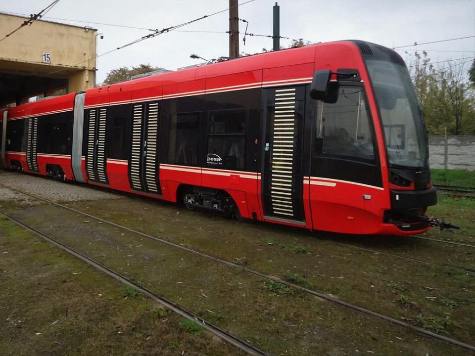 Pierwszy z ośmiu długich tramwajów dotarł do Katowic.