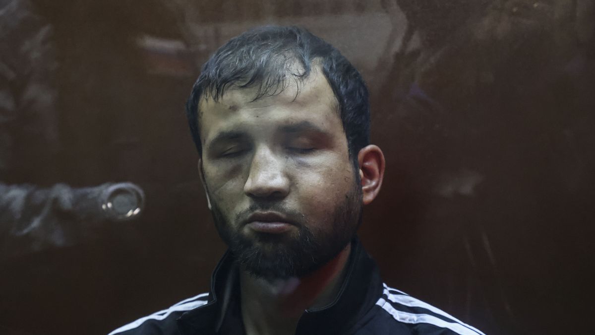 A suspect in the shooting attack on the Crocus City Hall concert venue sits inside a defendant's enclosure during a hearing on pretrial restrictions at Basmanny district court, in Moscow, Russia, 24 March 2024. At least 137 people were killed and more than 180 hospitalized after a group of gunmen attacked the concert hall in the Moscow region on 22 March evening, Russian officials said. Eleven suspects, including all four gunmen directly involved in the terrorist attack, have been detained, according to Russian authorities. EPA/SERGEI ILNITSKY Dostawca: PAP/EPA.