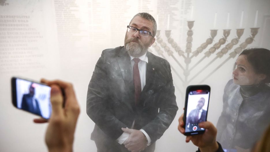 Grzegorz Braun tuż po zgaszeniu świec hanukowych w Sejmie 12 grudnia 2023 r.