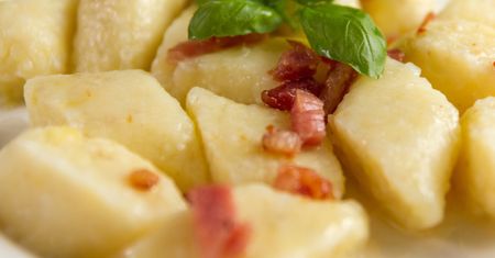 Dodaję zamiast twarogu. Kopytka są mięciutkie i delikatne, ale się nie rozpadają