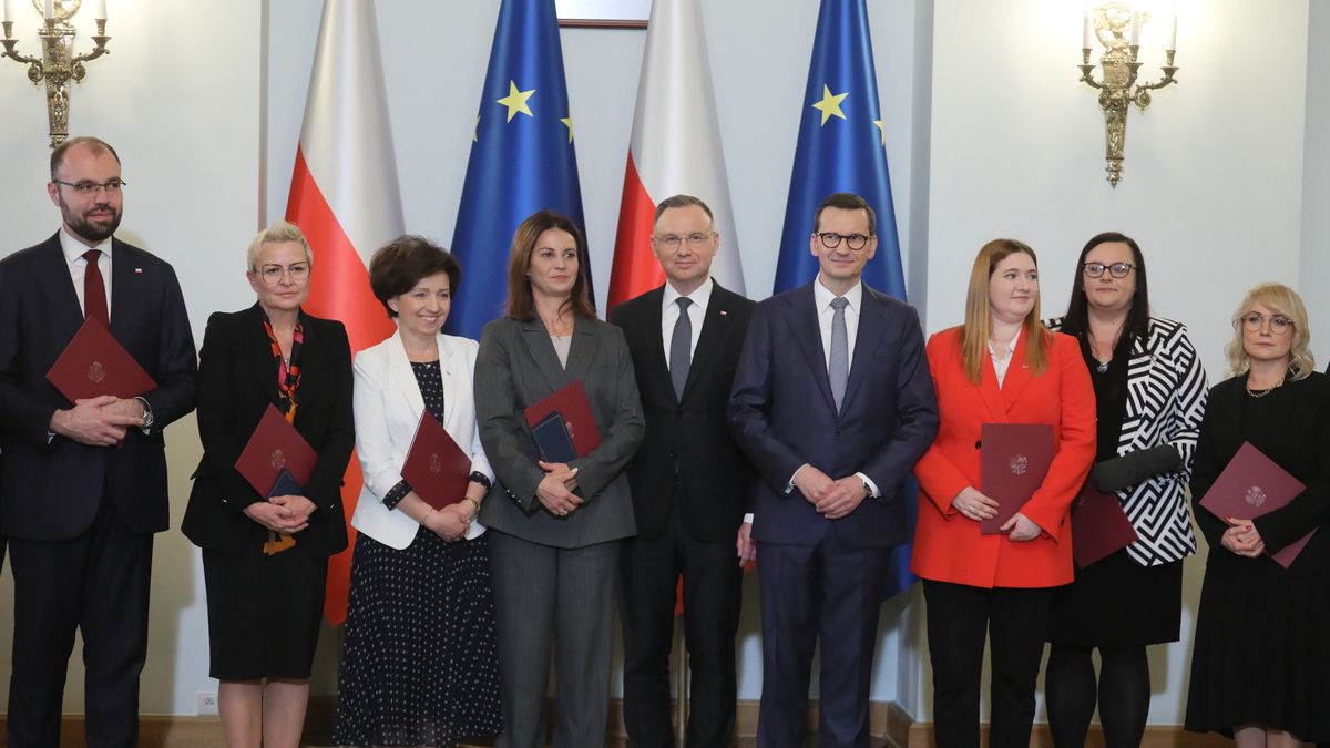 Warszawa, 27.11.2023. Prezydent Andrzej Duda (5P) oraz nowo powołani: premier Mateusz Morawiecki (4P), minister edukacji i nauki Krzysztof Szczucki (L), minister klimatu i środowiska Anna Łukaszewska-Trzeciakowska (2L), minister rozwoju i technologii Marlena Maląg (3L), minister sportu Danuta Dmowska-Andrzejuk (4L), minister rolnictwa Anna Gembicka (3P), minister funduszy i polityki regionalnej Małgorzata Jarosińska-Jedynak (2P) i minister aktywów państwowych Marzena Małek (P) podczas uroczystości powołania i zaprzysiężenia Rady Ministrów, 27 bm. w Pałacu Prezydenckim w Warszawie. Prezydent powołuje Prezesa Rady Ministrów wraz z pozostałymi członkami RM w ciągu 14 dni od dnia pierwszego posiedzenia Sejmu lub przyjęcia dymisji poprzedniej RM i odbiera przysięgę od członków nowo powołanego rządu. (ad) PAP/Paweł Supernak
