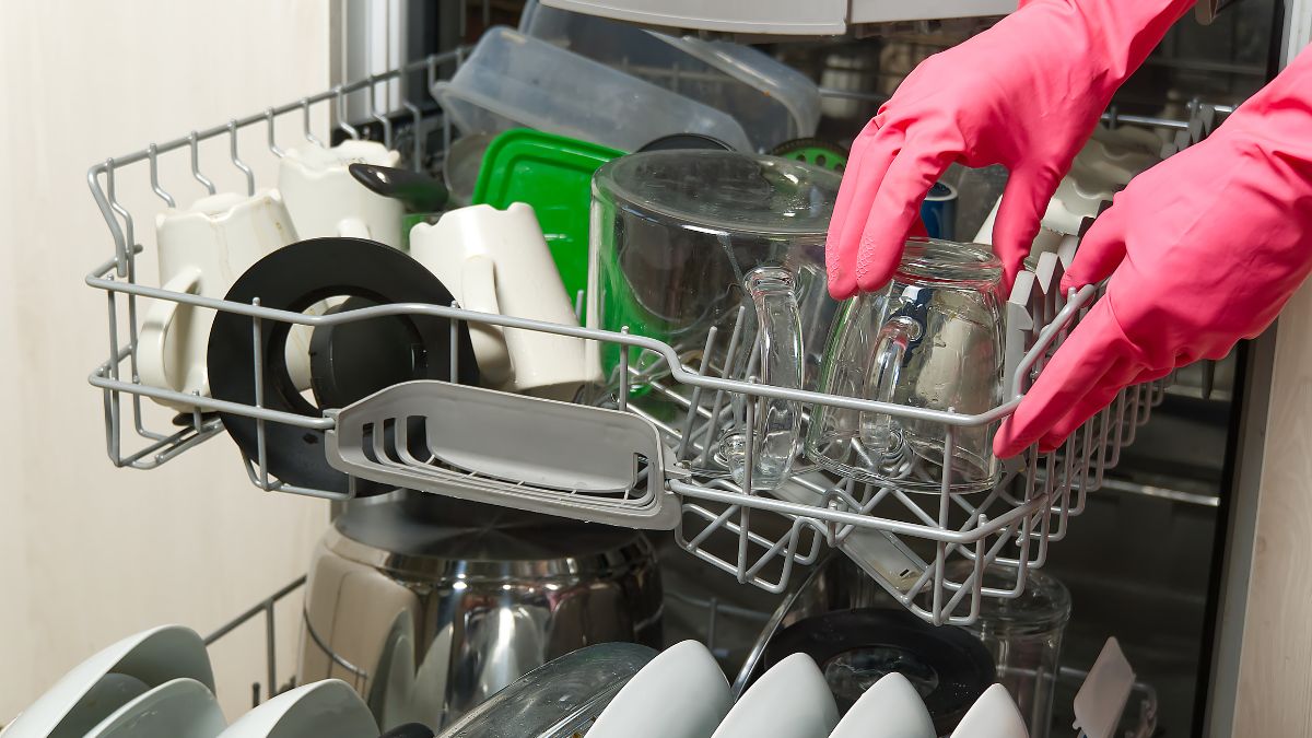 Czy płukać naczynia przed włożeniem do zmywarki?