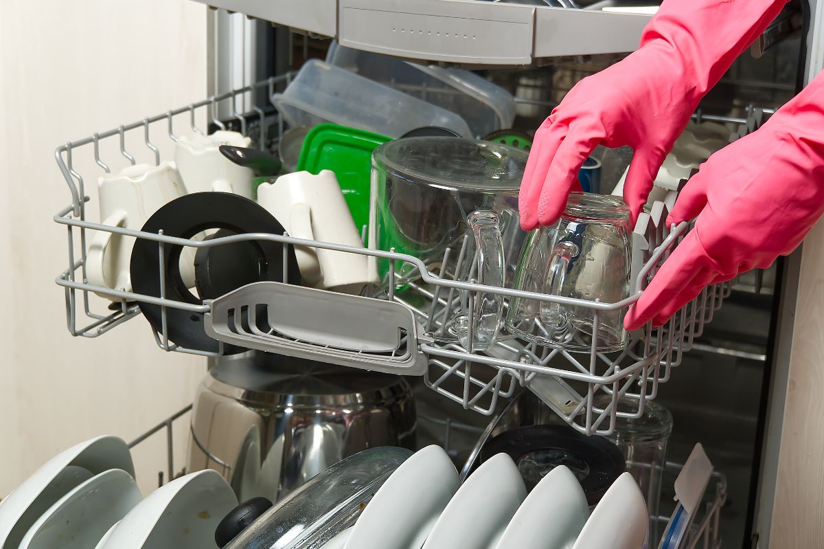 Czy płukać naczynia przed włożeniem do zmywarki?